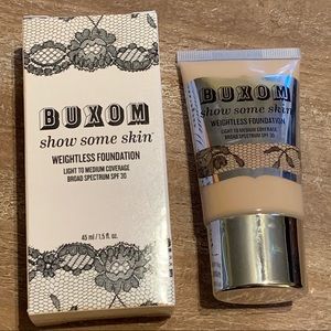 Buxom show some skin weightless foundation-😻😻